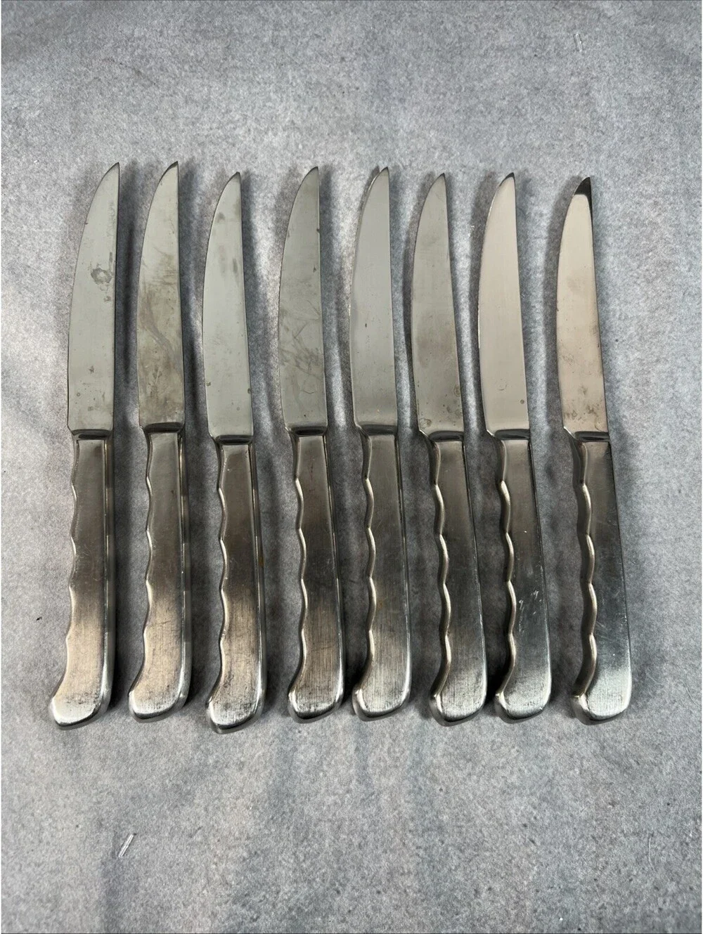 Set An Eight Cambridge Stainless Steel Steak Knives